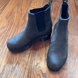 ROMETTY WOMEN'S PLATFORM CHELSEA BOOTS